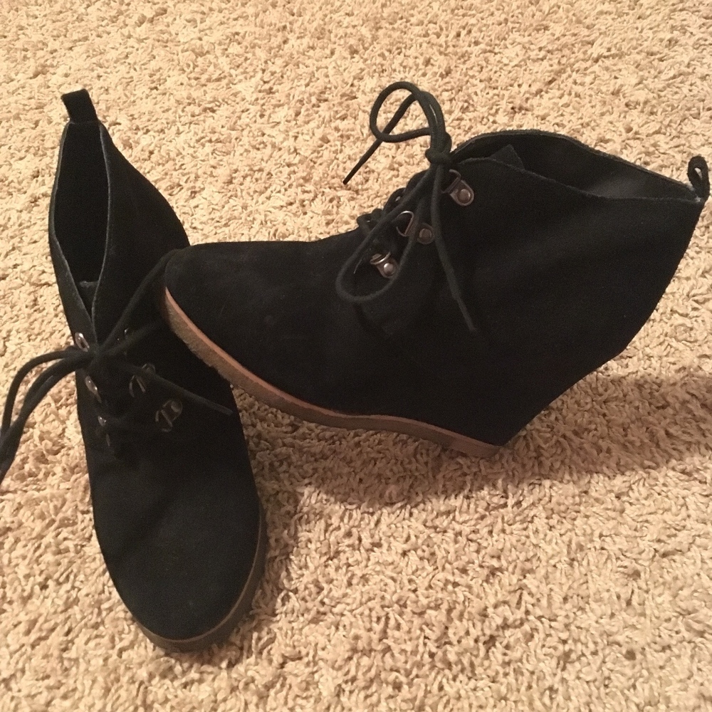 STEVE MADDEN: Black Wedge 4" Lace Up Booties, 7.5